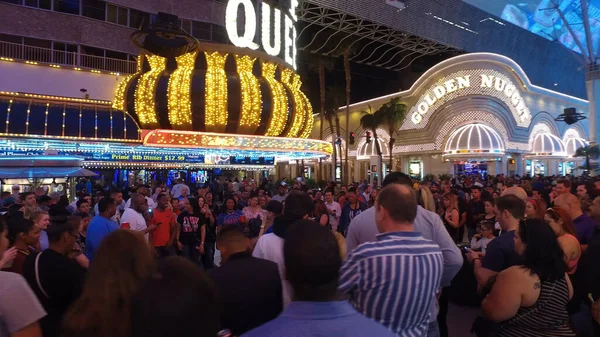 Fremont street at Las Vegas Downtown - um lugar popular - LAS VEGAS, ESTADOS UNIDOS - 22 de abril de 2017 — Fotografia de Stock