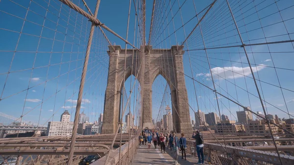 Una famosa atracción turística en Nueva York - The Brooklyn Bridge - NUEVA YORK CITY, USA - 2 DE ABRIL DE 2017 — Foto de Stock