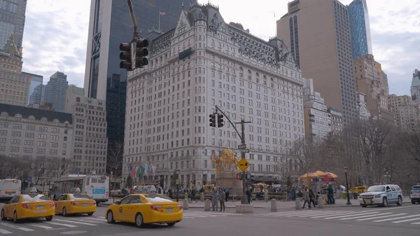 New York Plaza Hotel at Central Park - NEW YORK CITY, EUA - 2 de abril de 2017 — Fotografia de Stock