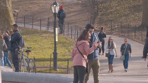 As pessoas relaxam no Central Park New York - NEW YORK CITY, EUA - 2 de abril de 2017 — Fotografia de Stock