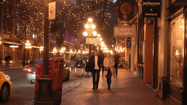 2017 년 4 월 11 일에 확인 함 . Beautiful Vancouver Gastown at night - the historic district of the city - VANCOUVER, CANADA - APRIL 11, 2017 — 스톡 사진