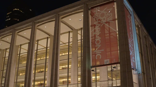 MET Metropolitan Opera at Lincoln Center Manhattan New York - NEW YORK CITY, EUA - 2 de abril de 2017 — Fotografia de Stock
