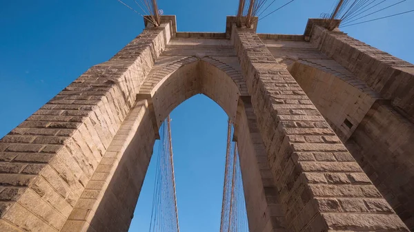 Antike Brooklyn Bridge in New York - berühmtes Wahrzeichen - Reisefotos — Stockfoto