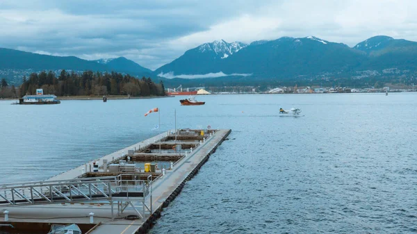 Incredibile Vancouver Harbour - vista dal Canada Place - VANCOUVER, CANADA - 11 APRILE 2017 — Foto Stock