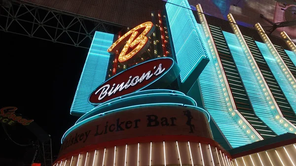 El famoso distrito histórico de casinos de Las Vegas - Fremont street at Las Vegas Downtown - LAS VEGAS, ESTADOS UNIDOS - 22 DE ABRIL DE 2017 —  Fotos de Stock