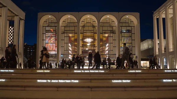 Beautiful Opera House se reunió en el Lincoln Center de Nueva York - NUEVA YORK CITY, EE.UU. - 2 DE ABRIL DE 2017 — Foto de Stock