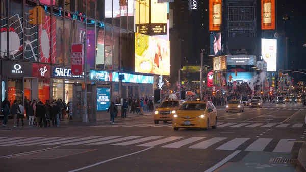 Tráfico callejero en Times Square por la noche en Manhattan - NUEVA YORK CITY, USA - 2 DE ABRIL DE 2017 — Foto de Stock