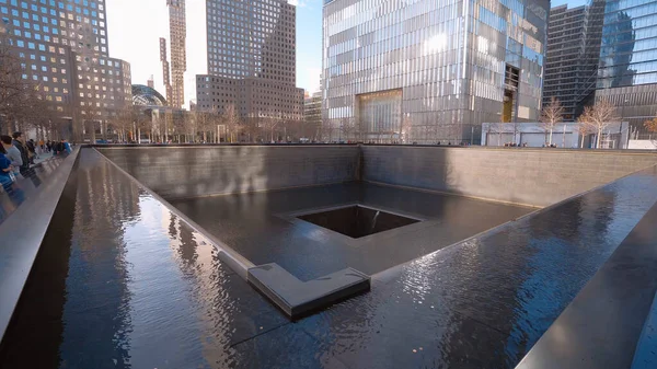 9-11 Minnesfontäner på World Trade Center Manhattan New York - NEW YORK CITY, USA - APRIL 2, 2017 — Stockfoto