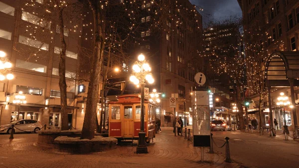 Prachtige Vancouver Gastown 's nachts - de historische wijk van de stad - VANCOUVER, CANADA - APRIL 11, 2017 — Stockfoto