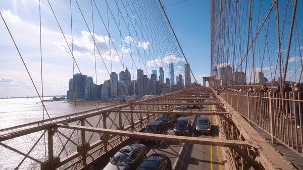 Samochody jadące przez Brooklyn Bridge z Manhattanu do Brooklynu - NOWOŚĆ YORK CITY, USA - KWIECIEŃ 2, 2017 — Zdjęcie stockowe