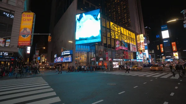 Famous Times Square en Manhattan Nueva York - principal atracción turística - NUEVA YORK CITY, EE.UU. - 2 DE ABRIL DE 2017 — Foto de Stock