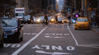New York 'ta tipik bir sokak manzarası. Sarı Taksiler - NEW YORK CITY, ABD - 2 Nisan 2017