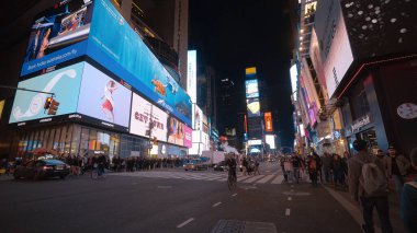 Amazing Times Square Manhattan 'da gece - NEW YORK CITY, ABD - 2 Nisan 2017
