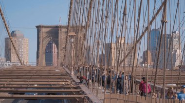 The Walkway on Brooklyn Bridge New York - NEW YORK CITY, ABD - 2 Nisan 2017