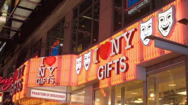 New York 'un Manhattan Meydanı' ndaki hediyelik eşya dükkanını seviyorum. New York City, ABD - 2 Nisan 2017