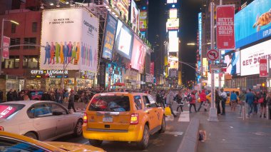 Manhattan 'da sokak trafiği - Times Meydanı Geceleyin - NEW YORK CITY, ABD - 2 Nisan 2017