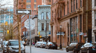 Gastown 'daki sokak manzarası - Vancouver' ın güzel tarihi bölgesi - VANCOUver, CANADA - 11 Nisan 2017