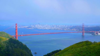 Golden Gate Köprüsü ve San Francisco Tepesi 'nin muhteşem manzarası. Seyahat fotoğrafçılığı.