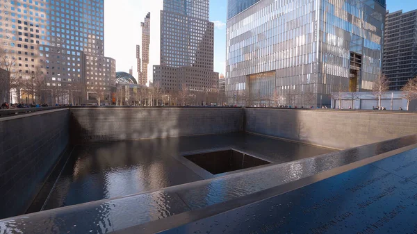 2017 년 9 월 11 일에 확인 함 . ( 영어 ) 9-11 Memorial fountains at World Trade Center ( 영어 ) Manhattan New York - New York, CITY, USA - APRIL 2, 2017 — 스톡 사진