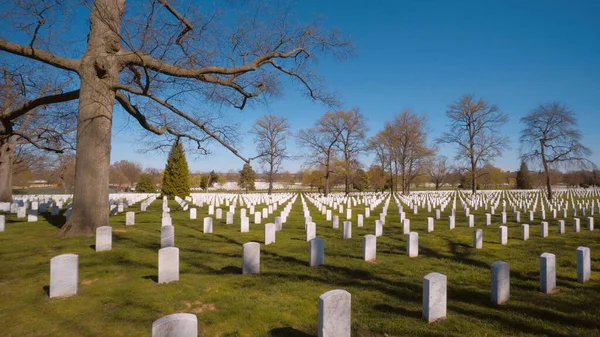 Могили на кладовищі Арлінгтон у Вашингтоні - WASHINGTON, США - APRIL 8, 2017 — стокове фото