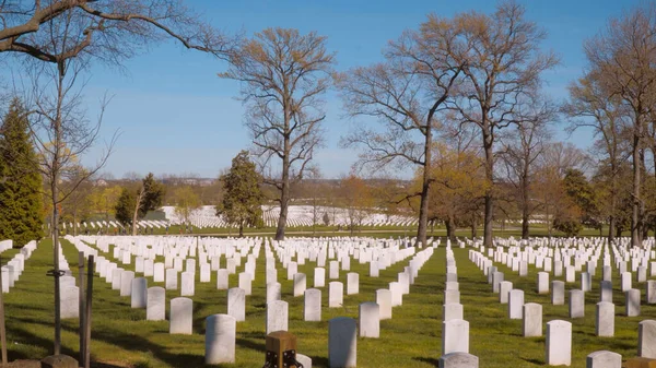 Il santuario più sacro delle Nazioni - Il cimitero di Arlington a Washington - WASHINGTON, USA - 8 APRILE 2017 — Foto Stock