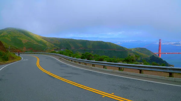 Scenic route bij de Golden Gate Bridge in San Francisco Marin Headlands - SAN FRANCISCO, CALIFORNIA - APRIL 18, 2017 - reizen fotografie — Stockfoto