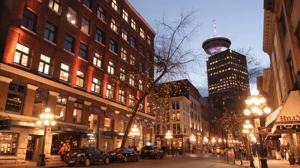 Schöne Vancouver Gastown bei Nacht - das historische Viertel der Stadt - VANCOUVER, KANADA - 11. APRIL 2017 — Stockfoto