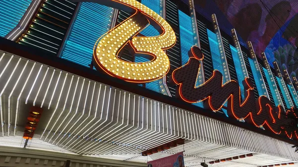 El famoso distrito histórico de casinos de Las Vegas - Fremont street at Las Vegas Downtown - LAS VEGAS, ESTADOS UNIDOS - 22 DE ABRIL DE 2017 — Foto de Stock