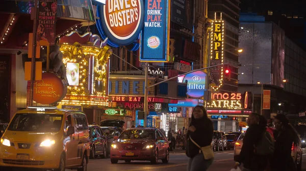 Calle 42 en Manhattan - un lugar famoso en Times Square - NUEVA YORK CITY, USA - 2 DE ABRIL DE 2017 — Foto de Stock