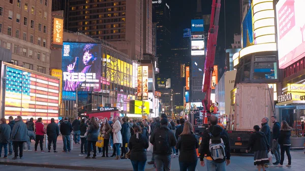 Amazing Times Square Manhattan de noche - NUEVA YORK CITY, USA - 2 DE ABRIL DE 2017 — Foto de Stock