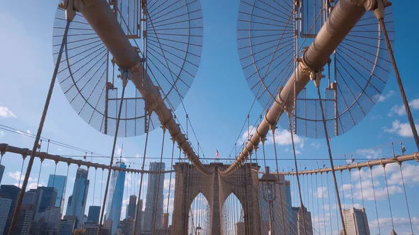 Wspaniały Brooklyn Bridge - ważny punkt orientacyjny Nowego Jorku - zdjęcia z wakacji — Zdjęcie stockowe