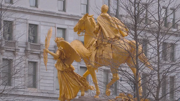 Golden szobor a Plaza Hotel New York Central Park-ban - utazási fotózás — Stock Fotó