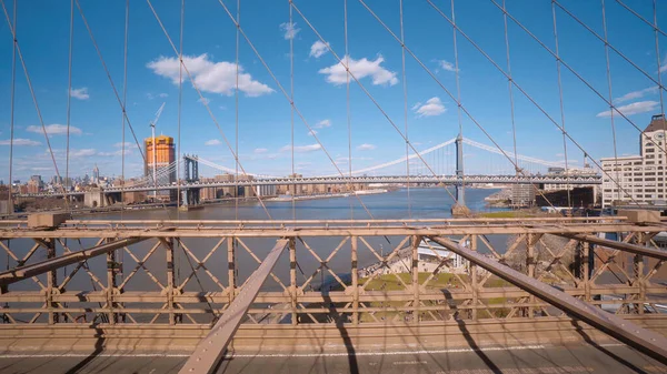 Vista desde el puente de Brooklyn en Nueva York - fotografía de viaje — Foto de Stock