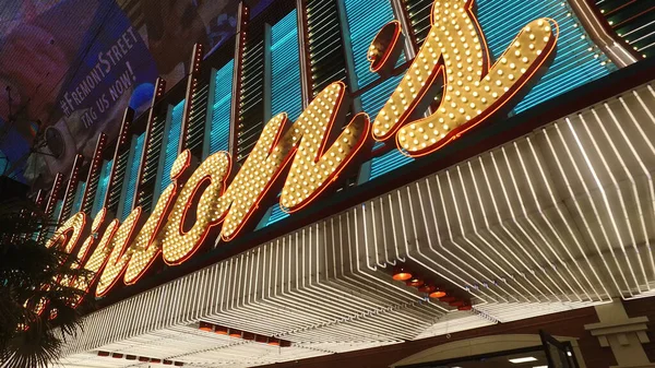 El famoso distrito histórico de casinos de Las Vegas - Fremont street at Las Vegas Downtown - LAS VEGAS, ESTADOS UNIDOS - 22 DE ABRIL DE 2017 — Foto de Stock