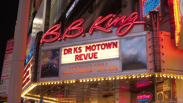 Famoso B.B. Teatro King y sede en Times Square Manhattan - NUEVA YORK CITY, EE.UU. - 2 DE ABRIL DE 2017 — Foto de Stock