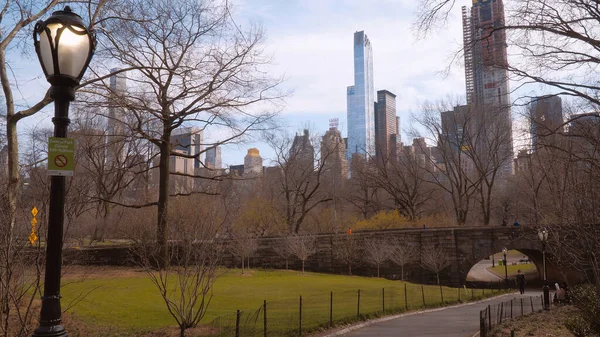 View from Central Park over the buildings of Manhattan - NEW YORK CITY, USA - APRIL 2, 2017 — Stock Photo, Image