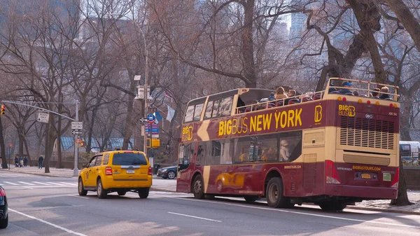 Passeios turísticos Big Bus New York no Central Park - NOVA CIDADE DA IORQUE, EUA - 2 DE ABRIL DE 2017 — Fotografia de Stock