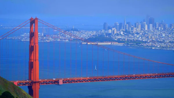 Úžasný výhled na most Golden Gate a kopec San Franciska - cestovní fotografie — Stock fotografie