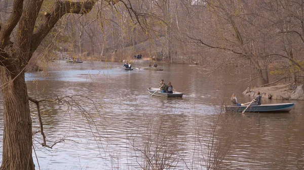 Romantische Szene im Central Park - Boote auf dem See - NEW YORK CITY, USA - 2. April 2017 — Stockfoto