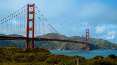 Golden Gate Köprüsü ve San Francisco Tepesi 'nin muhteşem manzarası. Seyahat fotoğrafçılığı.