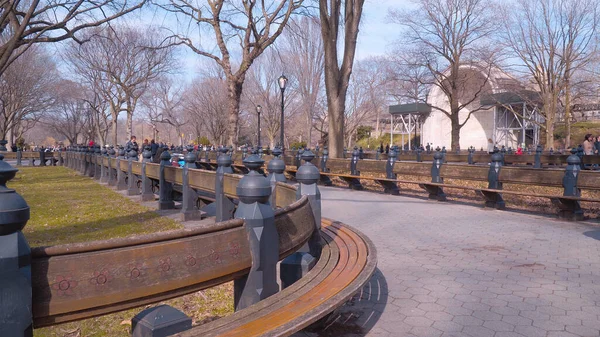 Bänke im Central Park New York - schöner Ort zum Entspannen - Reisefotos — Stockfoto