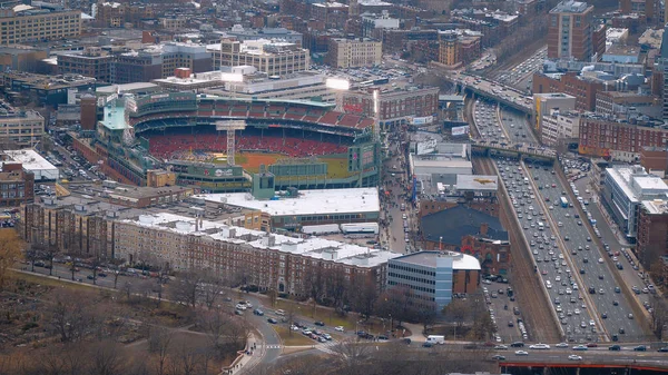 Letecký pohled na město Boston se stadionem Fenway Park - BOSTON. SPOJENÉ STÁTY - 5. dubna 2017 — Stock fotografie