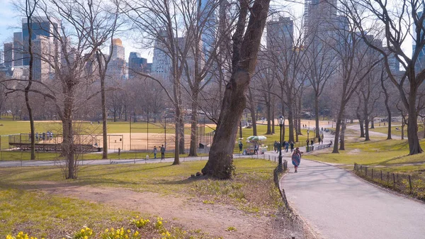 Wunderbarer Ort zum Entspannen - Central Park New York - NEW YORK CITY, USA - 2. April 2017 — Stockfoto