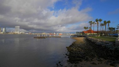 Güneşli bir günde San Diego 'nun silüeti