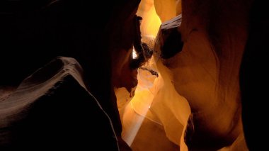 Arizona 'daki Yukarı Antilop Kanyonu' nda ünlü güneş ışınları