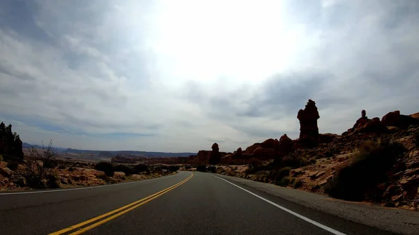 Conduzca a través del Parque Nacional Arches en Utah — Foto de Stock