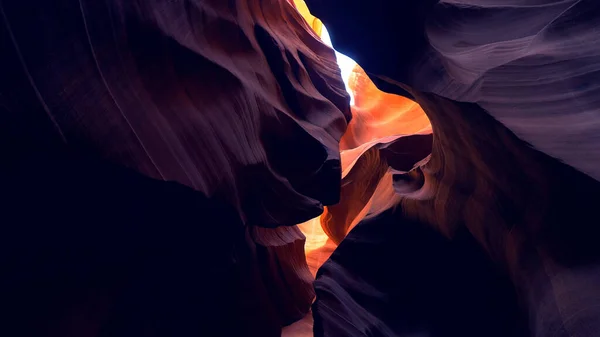 Antelope Canyon - úžasné barvy pískovcových skal — Stock fotografie