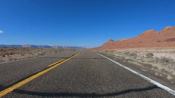 Camino a través de Monument Valley en Utah — Foto de Stock