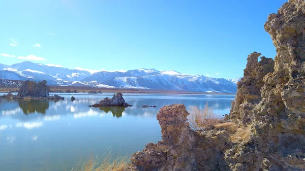 Tufa torens zuilen van kalksteen bij Mono Lake in Californië - reizen fotografie — Stockfoto