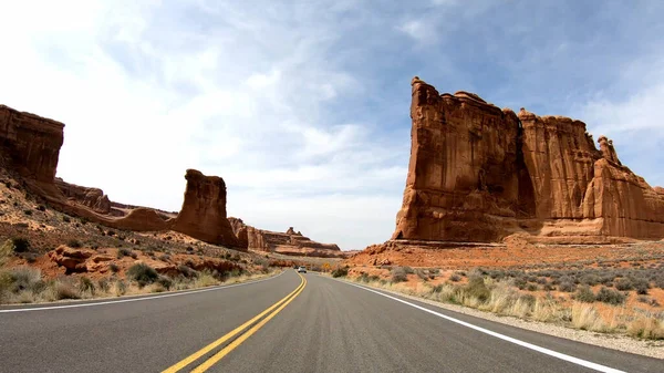 Viaje por carretera en el Parque Nacional Arches en Utah — Foto de Stock